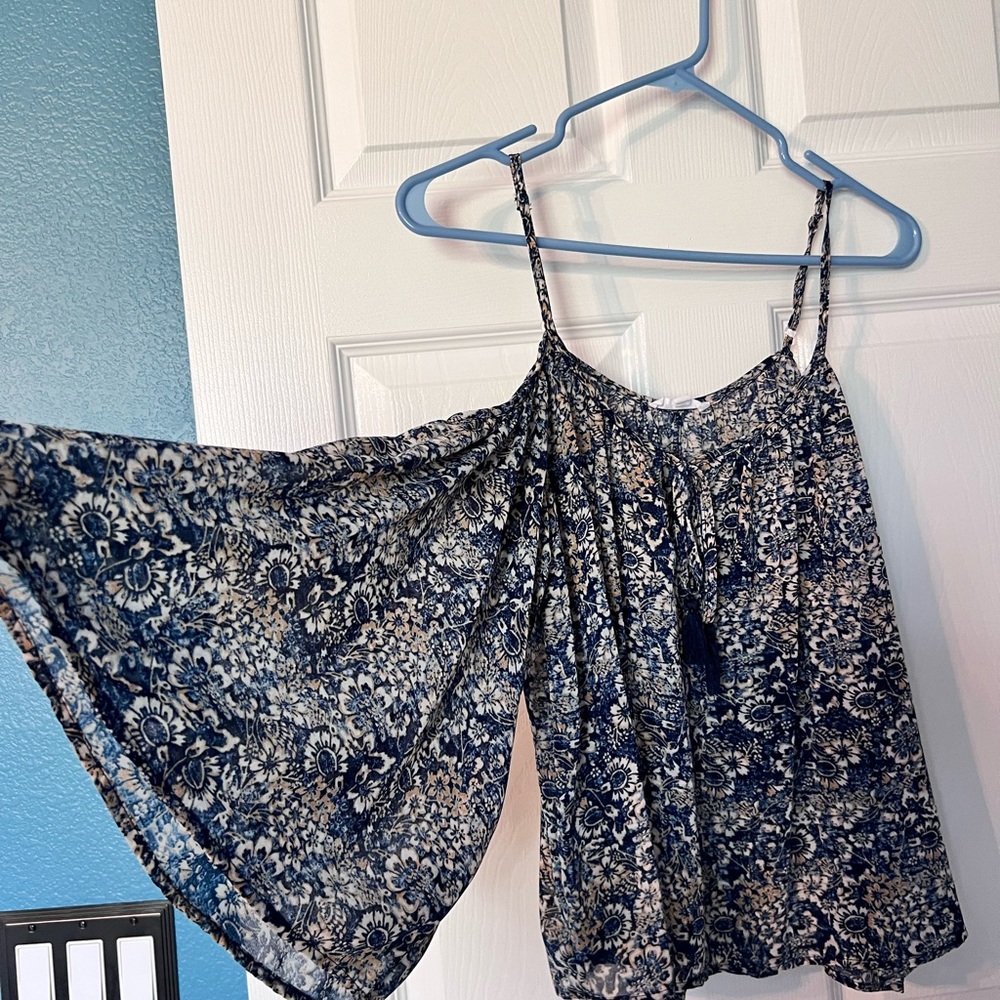 Socialite Cold Shoulder Top - Picture 4 of 4
